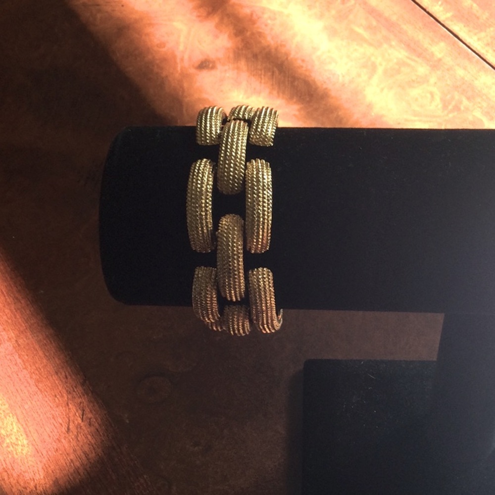Gold tone 7 1/2” braclet by Monet - Picture 2 of 8